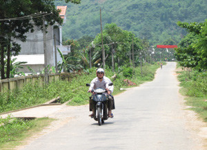 Qua tuyên truyền vận động, hộ dân xóm Chiềng Hạ, xã Mai Hạ đã góp sức người, sức của xây dựng đường giao thông nông thôn.