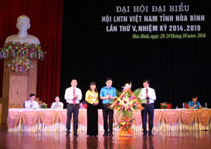 Đồng chí Trần Đăng Ninh, Phó Bí thư TT Tỉnh ủy tặng hoa chúc mừng Đại hội.
