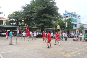 Giải bóng chuyền phường Tân Thịnh năm 2014 đã thu hút đông đảo VĐV và nhân dân tham gia cổ vũ, động viên.