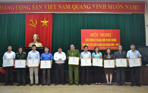 Lãnh đạo huyện Kim Bôi trao giấy khen cho các cơ quan, đơn vị đạt chuẩn văn hóa giai đoạn 2009 – 2013.
