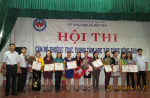 BTC trao giấy khen, phần thưởng cho 11 thí sinh đoạt giải tại Hội thi năm 2014.