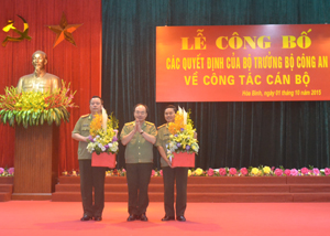 Thượng tướng Bùi Quang Bền, UVT.Ư Đảng, Thứ Trưởng Bộ Công an tặng hoa chúc mừng đồng chí Bùi Đức Sòn và Nguyễn Văn Trung. 

