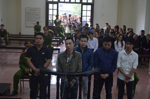Nguyễn Vạn Thắng và đồng phạm trong vụ án giết người tại tổ 23, phường Tân Thịnh (TPHB) trước vành móng ngựa.


