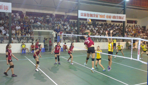 Trận đấu giữ đội nữ VTV Bình Điền Long An - Tiến Nông Thanh Hóa ở vòng bán kết. 

 

