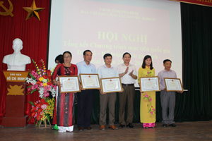 Đồng chí Bùi Văn Cửu, Phó Chủ tịch TT UBND tỉnh, trưởng BCĐ công tác DS-KHHGĐ tỉnh trao bằng khen của UBND tỉnh cho các tập thể có thành tích xuất sắc trong công tác DS-KHHGĐ giai đoạn 2011 – 2015.

