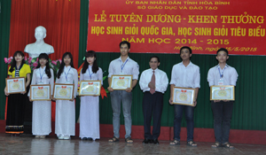 Đồng chí Quách Thế Tản, Chủ tịch Hội Khuyến học tỉnh trao thưởng cho học sinh giỏi quốc gia, tiêu biểu năm học 2014 - 2015. 

