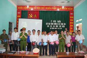 Lãnh đạo Công an tỉnh tặng mũ bảo hiểm cho nhân dân xã Lạc Thịnh (Yên Thủy).

