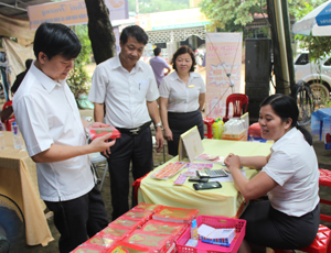 Lãnh đạo huyện Lạc Sơn và Bưu điện tỉnh tham quan hoạt động doanh đa dịch vụ tại điểm Bưu điện văn hóa xã Ân Nghĩa (Lạc Sơn).