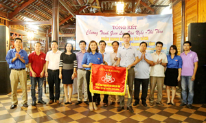 Trao cờ luân lưu đăng cai giải thể thao tuổi trẻ báo Đảng năm 2016 giữa chi đoàn Báo Hòa Bình và Báo Yên Bái.