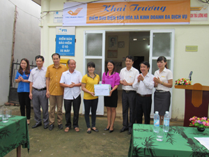 Đại diện tỉnh Đoàn thanh niên trao tặng quà bưu điện văn hóa xã Dũng Phong.