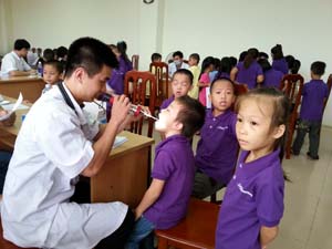 Học sinh trường tiểu họcThịnh Lang - TP Hòa Bình được khám - chữa bệnh bằng BHYT. Ảnh: Hồng Nhung.


