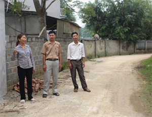 Trưởng thôn Bùi Thị Dung vận động hộ dân góp sức người, sức của bê tông hoá các tuyến đường nhánh.