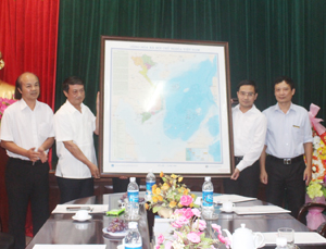 Thứ trưởng Phạm Hồng Hải (thứ 2 từ trái qua) trao tặng Sở TT & TT Bản đồ nước Cộng hòa xã hội chủ nghĩa Việt Nam.