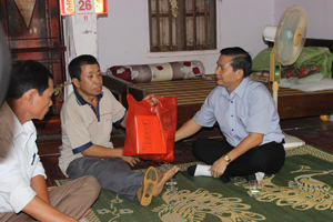 Lãnh đạo huyện Mai Châu thăm hỏi, tặng quà đối tượng chính sách xã Nà Phòn nhân dịp 27/7.