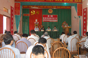 Đoàn ĐBQH tỉnh khóa XIII tiếp xúc cử tri tại xã Xăm Khòe (Mai Châu).
