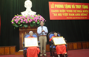 Thừa ủy quyền của Chủ tịch nước, đồng chí Nguyễn Văn Quang, Chủ tịch UBND tỉnh trao danh hiệu vinh dự Nhà nước “Bà mẹ Việt Nam anh hùng” cho các mẹ.