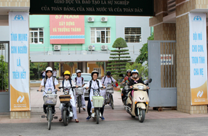 Cán bộ, giáo viên và học sinh trường THPT chuyên Hoàng Văn Thụ chấp hành nghiêm  quy định đội mũ bảo hiểm khi tham gia giao thông.