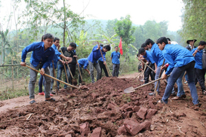 ĐV-TN huyện Lạc Sơn tham gia làm đường GTNT tại xã Ân Nghĩa, hưởng ứng chiến dịch thanh niên tình nguyện hè năm 2015.  Ảnh: P.V