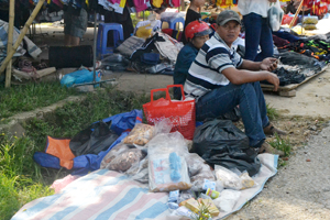 “Quầy thuốc đa không” ngay trước cổng chợ xã Tân Pheo (Đà Bắc).