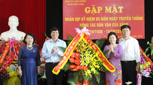 Thay mặt lãnh đạo tỉnh, đồng chí Trần Đăng Ninh, Phó Bí thư TT Tỉnh ủy tặng lẵng hoa chúc mừng Ban Dân vận Tỉnh ủy.