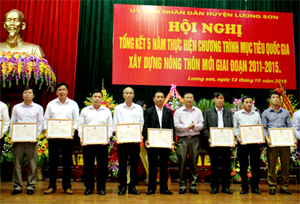 Lãnh đạo huyện Lương Sơn tặng giấy khen cho các tập thể, cá nhân có thành tích tiêu biểu trong xây dựng NTM giai đoạn 2011-2015.
