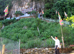 Ông Dương Ngọc Chiến, chủ tịch Hội Nông dân thị trấn Cao Phong là người đầu tiên khám phá quần thể hang động núi Đầu Rồng.