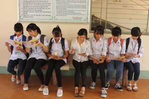 Các em học sinh trường THPT chuyên Hoàng Văn Thụ tìm hiểu thông tin trên tờ rơi về phòng - chống tác hại thuốc lá.