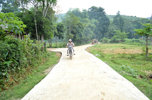 Tuyến đường xóm Múc (nhánh Gốc Đa - đồi Đa) dài gần 500 m vừa được hoàn thành và đưa vào sử dụng cuối tháng 9, trong đó, nhân dân hiến gần 700 m2 đất, đóng góp ngày công trị giá gần 50 triệu đồng.