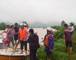 CB,CS LLVT tỉnh và huyện Lương Sơn tổ chức sơ tán nhân dân trong vùng ngập lụt tại xóm Năm Lu,  xã Hòa Sơn vào đêm 17, rạng sáng ngày 18/9.