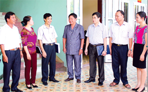 Đồng chí Hoàng Minh Tuấn, UVBTV, Trưởng Ban Tổ chức Tỉnh ủy và lãnh đạo Ban Tổ chức Tỉnh ủy trao đổi với các phòng chuyên môn về phương hướng, nhiệm vụ công tác tổ chức xây dựng Đảng trong thời gian tới.