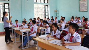 Giáo viên trường THCS thị trấn Cao Phong  (Cao Phong) đẩy mạnh phong trào “Giỏi việc trường, đảm việc nhà”.