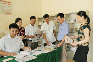 Cán bộ Ban Tuyên giáo Huyện ủy Kim Bôi và Báo Hòa Bình đi khảo sát thực tế tình hình mua và đọc báo, tạp chí của Đảng tại điểm Bưu điện văn hóa xã Kim Sơn.