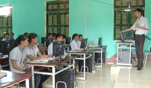 Trường THCS &THPT Ngọc Sơn (Lạc Sơn) được đầu tư hệ thống máy tính phục vụ học tiếng anh và tin học.