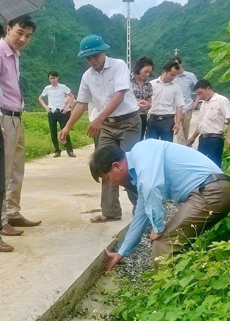 Cán bộ xã An Bình (huyện Lạc Thủy) kiểm tra công trình đường giao thông thôn An Sơn 2.
