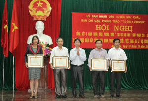 Lãnh đạo Sở VH-TT&DL trao kỷ niệm chương “Vì sự nghiệp VH-TT&DL” cho các cá nhân.