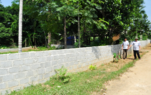 Nông dân xóm Bình Tân, xã Nam Thượng, Kim Bôi tự nguyện dịch tường rào hiến đất mở rộng đường GTNT.