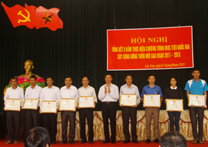 Lãnh đạo huyện Lạc Sơn tặng giấy khen cho các tập thể, cá nhân có thành tích xuất sắc trong xây dựng NTM giai đoạn 2011-2015.