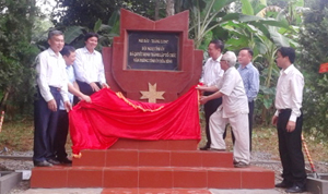 Các đồng chí lãnh đạo tỉnh, huyện Lạc Sơn, Văn phòng Tỉnh ủy tham dự lễ khánh thành Bia di tích địa điểm thành lập Văn phòng Tỉnh ủy.