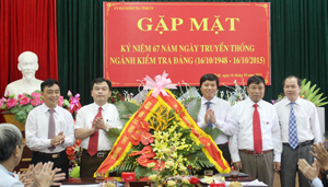 Đồng chí Trần Đăng Ninh, Phó Bí thư Thường trực Tỉnh ủy tặng hoa chúc mừng cán bộ, công chức cơ quan Ủy ban kiểm tra Tỉnh ủy trong buổi gặp mặt.