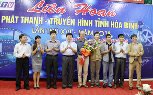 Đồng chí Nguyễn Văn Chương, Phó Chủ tịch UBND tỉnh tặng hoa chúc mừng các thành viên ban giám khảo tại liên hoan.