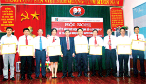 Đồng chí Bùi Văn Khánh, UVTV Tỉnh ủy, Phó Chủ tịch UBND tỉnh  cùng lãnh đạo Agribank Hòa Bình trao thưởng cho các tập thể có thành tích xuất sắc trong triển khai các hoạt động nghiệp vụ.