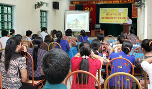Cán bộ Ban gia đình và xã hội (Hội LHPN tỉnh) tuyên truyền ý nghĩa, mục đích Dự án CHOBa tại xã Thái Thịnh.