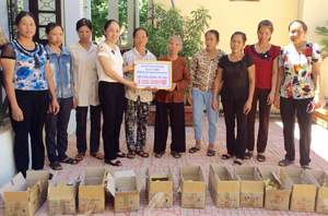 Cán bộ Hội Phụ nữ huyện Tân Lạc hỗ trợ phụ nữ nghèo con giống, tạo điều kiện cho cán bộ, hội viên, phụ nữ  phát triển chăn nuôi, ổn định cuộc sống.