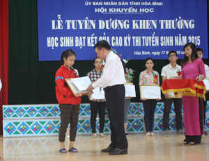 Đồng chí Bùi Văn Tỉnh, UVT.Ư Đảng, Bí thư Tỉnh ủy trao quà cho các em học sinh có thành tích xuất sắc trong kỳ thi năm 2015. 
