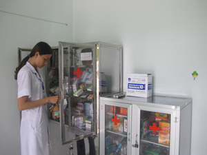 Trạm y tế xã Tu Lý (Đà Bắc) luôn làm tốt công tác khám bệnh, phát thuốc cho người dân có nhu cầu điều trị ngoại trú. 

