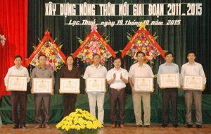 Lãnh đạo huyện Lạc Thuỷ tặng giấy khen cho các tập thể, cá nhân có thành tích trong phong trào xây dựng NTM.

