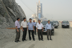 Đồng chí Bùi Văn Cửu, Phó Chủ tịch TT UBND tỉnh và lãnh đạo các sở, ngành thăm thực tế khu khai thác nguyên liệu nhà máy xi măng Trung Sơn.

