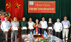 Đồng chí Hoàng Thị Duyên, TUV, Chủ tịch Hội LHPN tỉnh trao kỷ niệm chương “Vì sự phát triển của phụ nữ Việt Nam” cho các đồng chí lãnh đạo các sở, ban, ngành tỉnh.