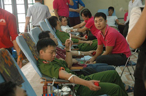 ĐV-TN huyện Lạc Thủy tham gia hiến máu tình nguyện. 


