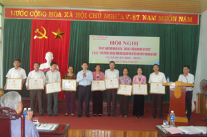 Lãnh đạo UBND huyện Tân Lạc trao giấy khen cho các cá nhân có thành tích xất sức trong thực hiện 3 Đề án giai đoạn 2010-2015. 
